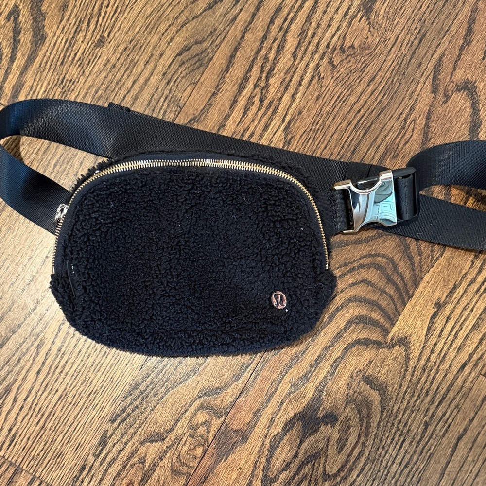 Lululemon Sherpa belt bag